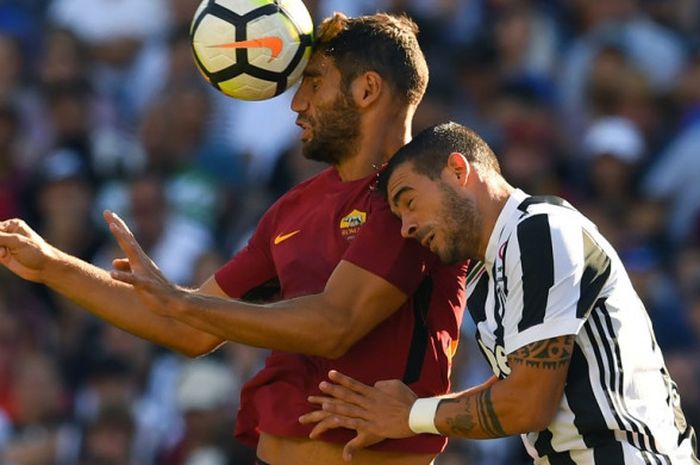 Federico Fazio (kiri) berduel dengan Stefano Sturaro saat AS Roma melawan Juventus pada partai International Champions Cup di Stadion Gillette, 30 Juli 2017.