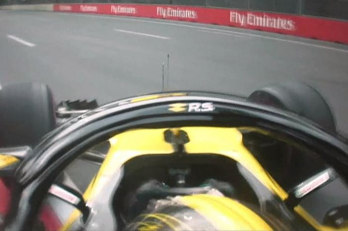 Pebalap Renault, Nico Hulkenberg, mengalami crash saat melewati tikungan ke-4 Sirkuit Baku, Azerbaijan pada Minggu (29/4/2018).