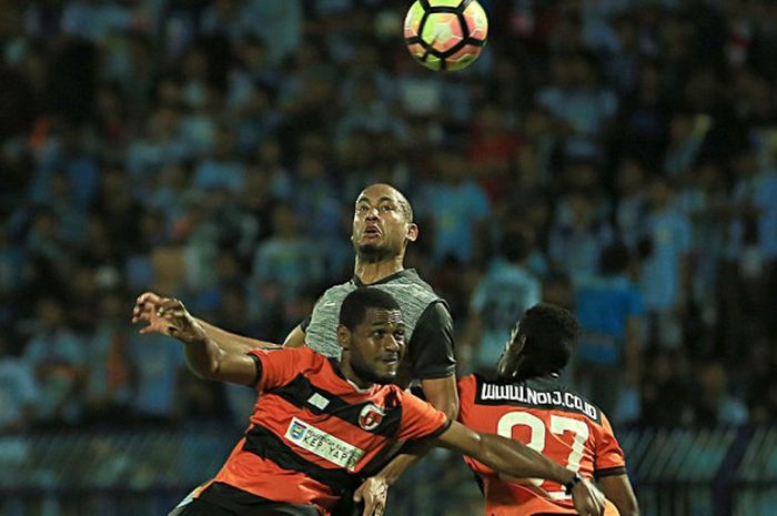 Duel udara dua pemain Perseru, Nico Pasura (kiri) dan Makarius Fredik Suruan dengan striker asal Prancis yang membela Persela, Loris Arnaud pada laga uji coba di Stadion Surajaya, Lamongan, 3 Maret 2018. 