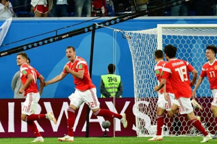 Roman Zobnin, Artem Dzyuba, dan Denis Cheryshev merayakan gol Rusia ke gawang Mesir pada pertandingan Grup A Piala Dunia 2018 di St. Petersburg, 19 Juni 2018. 