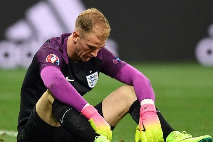 Kiper tim nasional Inggris, Joe Hart, tertunduk setelah timnya kalah 1-2 dari Islandia pada pertandingan babak 16 besar Piala Eropa 2016 di  Stade de Nice, Prancis, Senin (27/6/2016) 