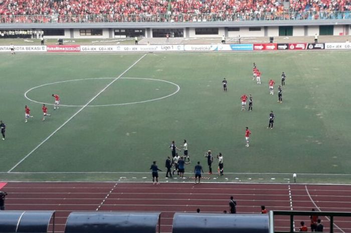 Pelatih PSM Makassar, Robert Rene Alberts, diusir wasit di laga kontra Persija Jakarta Selasa (15/8/2017)