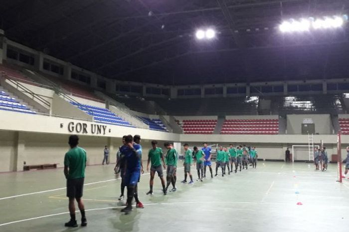 Suasana TC malam hari timnas U-19 Indonesia di GOR UNY, Senin (21/5/2018).