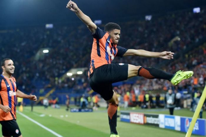 Gelandang Shakhtar Donetsk, Tyson, merayakan gol ke gawang Napoli pada laga fase grup Liga Champions di Kharkiv, Ukraina, 13 September 2017.