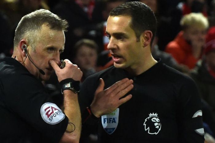 Wasit Jon Moss berdiskusi dengan asistennya, Ed Smart, pada laga Liverpool kontra Tottenham Hotspur  di Stadion Anfield, Liverpool, Minggu (4/2/2018).