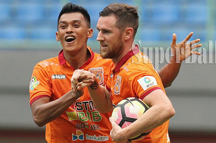 Marquee Player Borneo FC Shane Smeltz (kanan) merayakan goln ya ke gawang Bhayangkara FC dalam laga pekan 25 Liga 1, Rabu (20/9/2017), di Stadion Patriot Chandrabhaga, Bekasi.