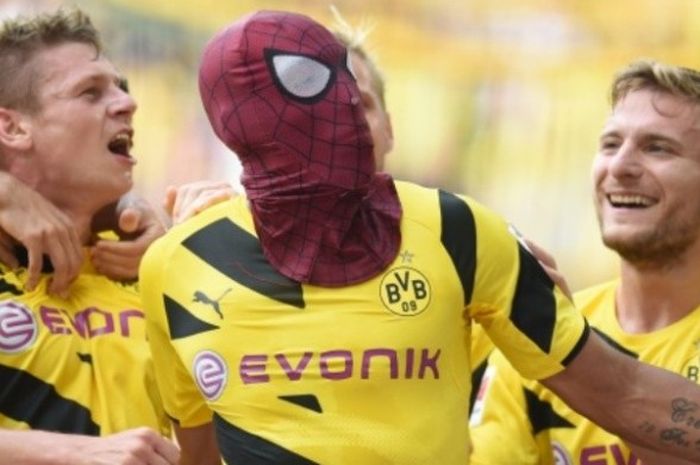 Perayaan gol unik Pierre-Emerick Aubameyang dengan mengenakan topeng Spiderman dalam laga kontra Bayern Muenchen di Piala Super Jerman, 13 Agustus 2014.