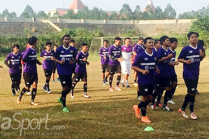 Pemain Persita menjalani latihan rutin di  Stadion Benteng, Tangerang.