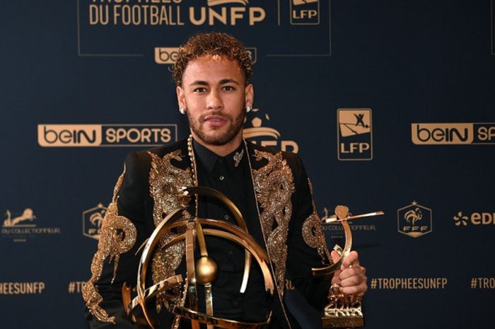 Penyerang Paris Saint-Germain, Neymar, menerima penghargaan Pemain Terbaik Liga Prancis 2017-2018 di Paris, Prancis pada 13 Mei 2018.