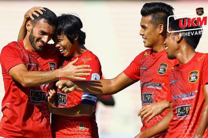 Gelandang UKM FC, Redouane Zerzouri (kiri) merayakan gol yang dicetaknya ke gawang Terengganu II pada laga kelima Liga Premier Malaysia 2018 di Stadion MP Selayang, Selangor, Sabtu (10/3/2018) sore. 