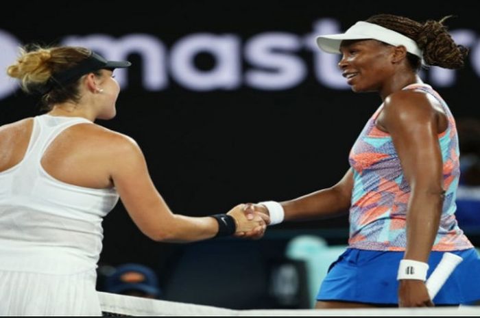 Venus Williams (kanan) saat menjabat tangan Belinda Bencic (kiri) usai keduanya bertemu pada babak pertama Australian Open 2018, Senin (15/1/2018). 