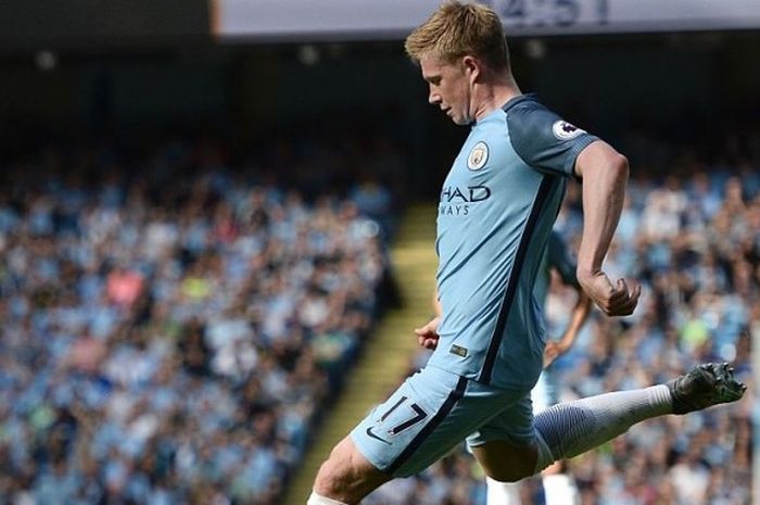 Proses eksekusi tendangan bebas gelandang Manchester City, Kevin de Bruyne, yang menjebol gawang Bournemouth dalam laga Premier League di Stadion Etihad, 17 September 2016.