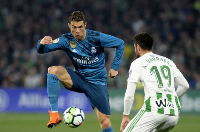 Aksi bintang Real Madrid, Cristiano Ronaldo (kiri), saat memperkuat timnya pada pertandingan Liga Spanyol pekan ke-24 di Stadion Benito Villamarin, Spanyol, Senin (19/2/2018) dini hari WIB.