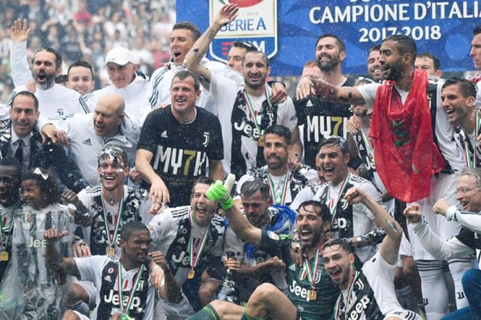  Para pemain Juventus berpose dengan trofi Liga Italia seusai melakoni laga pamungkas kontra Hellas Verona di Stadion Allianz, Turin pada 19 Mei 2018. 