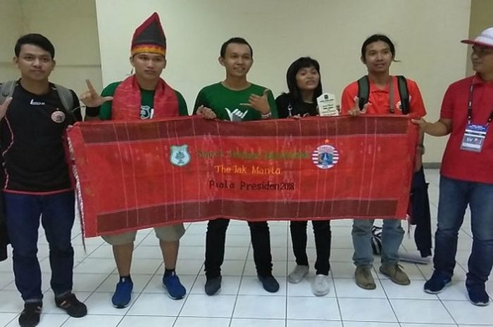 SMeCK Hooligan memberikan ulos kepada The Jakmania pada jeda pertandingan babak pertama laga PSMS Medan Vs Persija Jakarta di Stadion Manahan Solo, Sabtu (10/2/2018).