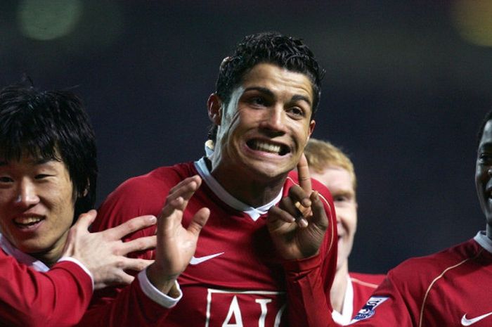 Pemain Manchester United, Cristiano Ronaldo (tengah), merayakan gol yang dia cetak bersama John O'Shea, Park Ji-Sung, Paul Scholes, dan Patrice Evra dalam laga Liga Inggris kontra Wigan Athletic di Stadion Old Trafford, Manchester, pada 26 Desember 2006.