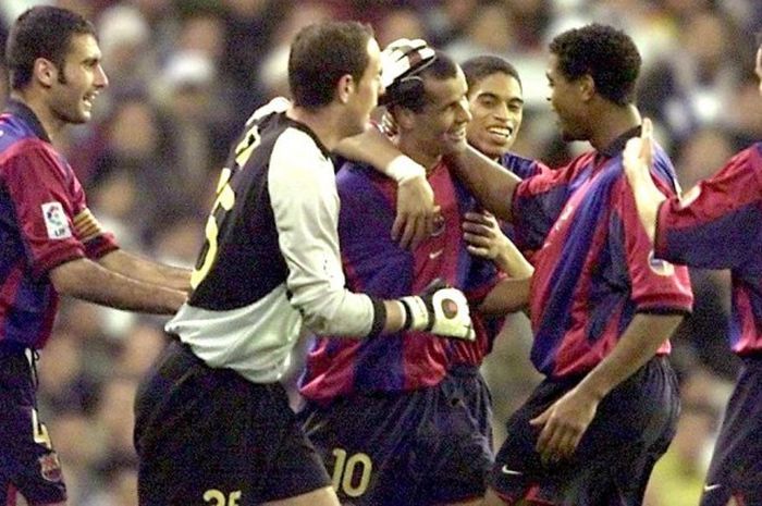  Selebrasi Rivaldo bareng rekan setim usai membobol gawang Real Madrid dalam pertandingan La Liga, 3 Maret 2001. 