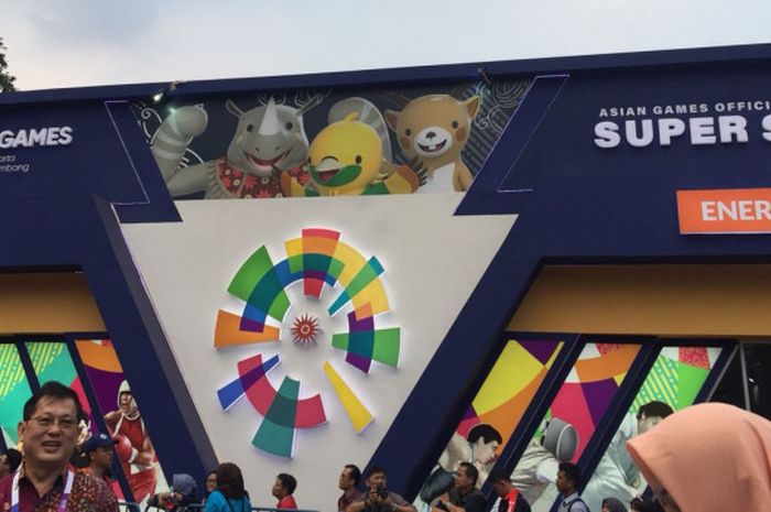 Bagian depan Asian Games Superstore yang menjual pernak-pernik Asian Games di Stadion Utama Gelora Bung Karno, Senayan, Jakarta.