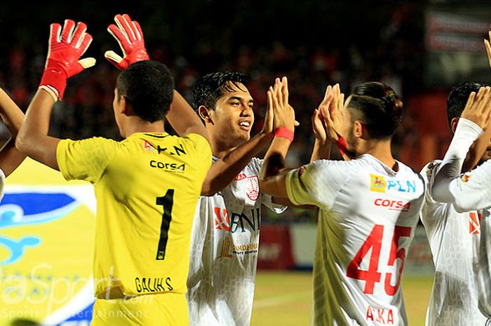 Pemain Persis Solo merayakan kemenangan atas Persibo Bojonegoro dalam laga persahabatan derbi Bengawan di Stadion Letjen H Sodirman Bojonegoro, Jawa Timur, Minggu (10/06/2018) malam.