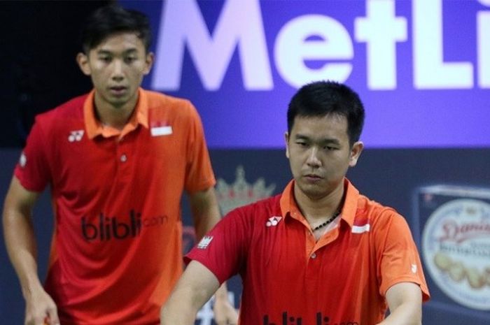 Pasangan ganda putra Indonesia, Rian Agung Saputro/Hendra Setiawan, sedang melakukan servis ketika menghadapi Jones Rafly Jansen/Josche Zurwonne (Jerman). Rian/Hendra menang dengan 17-21, 21-9  21-17, pada laga yang berlangsung di Odense Sport Park, Rabu (19/10/2016).