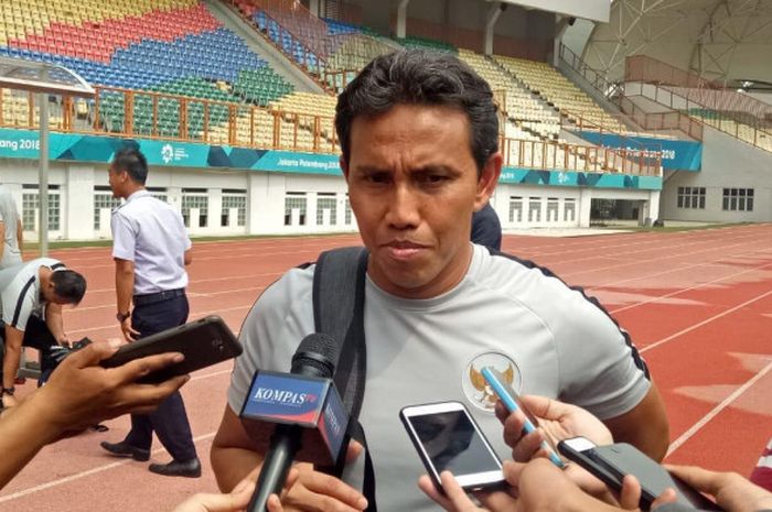 Pelatih timnas Indonesia Bima Sakti berbicara kepada pers setelah sesi latihan, Senin (5/11/2018).