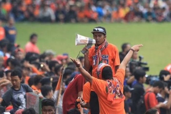 Aksi Jakmania, yang disebut Paulo Camargo, 'tambahan' nyawa untuk Persija, pada setiap laga skuat Macan Kemayoran.  