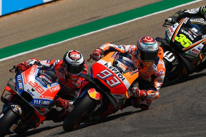 Marc Marquez (#93) mencoba menyalip Jorge Lorenzo (#99) di tikungan 1 saat balapan MotoGP Aragon di Sirkuit Aragon, Spanyol, Minggu (23/9/2018).