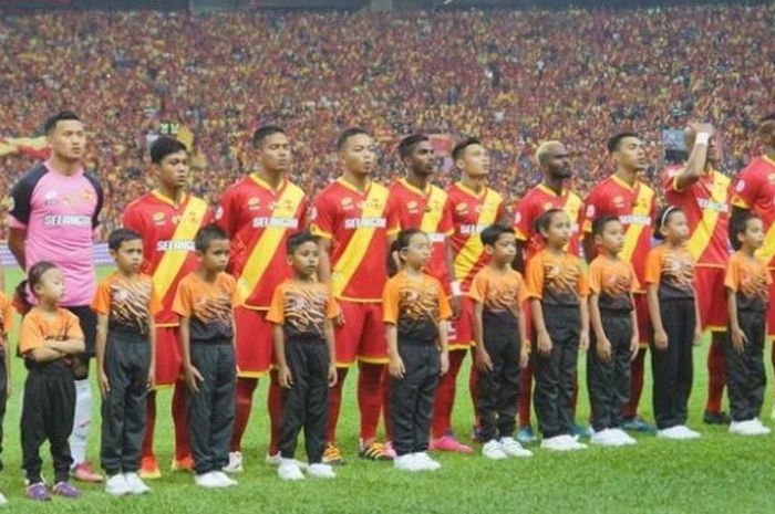 Winger sekaligus kapten Selangor FA, Andik Versmansah bersama rekan setimnya jelang laga kontra Kedah FA di Stadion Shah Alam, Minggu (30/10/2016) malam. 