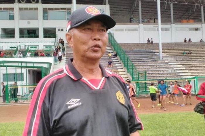 Pelatih Persegres, Hanafi seusai memimpin latihan timnya di Stadion Tri Dharma, Gresik pada Rabu (25/1/2017). 