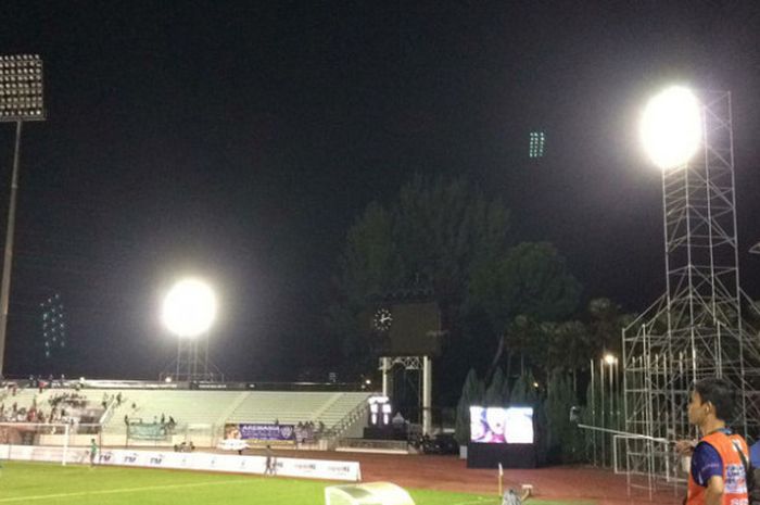 Suasana di Stadion Selayang, Selangor, ketika lampu stadion tidak bisa menyala seluruhnya.