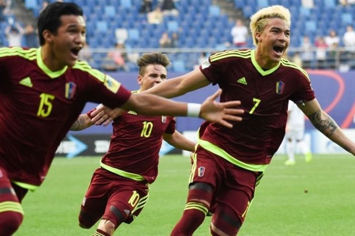 Pemain Venezuela, Samuel Sosa (kiri), merayakan gol yang dia cetak ke gawang Uruguay dalam laga semifinal Piala Dunia U-20 di Daejeon World Cup Stadium, Korea Selatan, Kamis (8/6/2017).