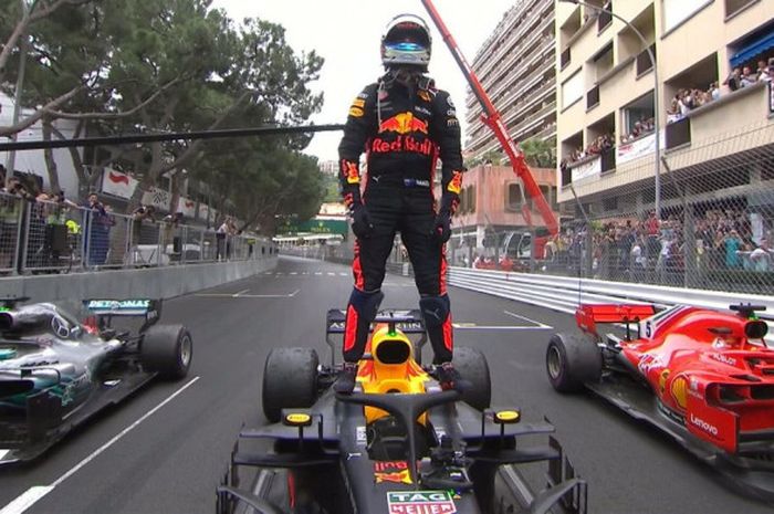 Pebalap Red Bull Racing, Daniel Ricciardo, menjadi pemenang balapan seri keenam F1 GP Monaco yang digelar di Circuit de Monaco, Monte Carlo, Monako, Minggu (27/5/2018).