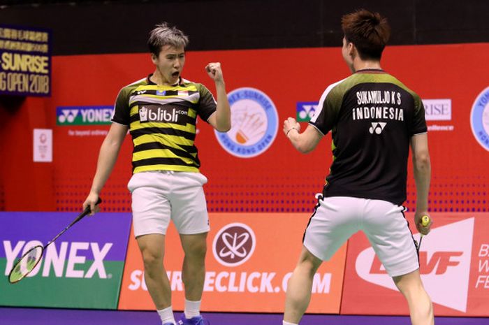 Pasangan ganda putra Indonesia, Marcus Fernaldi Gideon/Kevin Sanjaya Sukamuljo, melakukan selebrasi pada laga final Hong Kong Open 2018, di Hong Kong Coliseum, Minggu (18/11/2018).