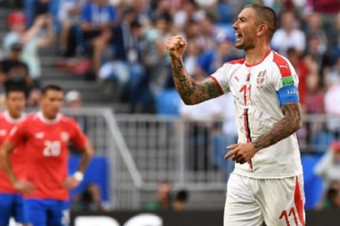 Kapten Serbia, Aleksandar Kolarov, merayakan golnya ke gawang Kosta Rika pada pertandingan Piala Dunia 2018 di Samara Arena, 17 Juni 2018. 