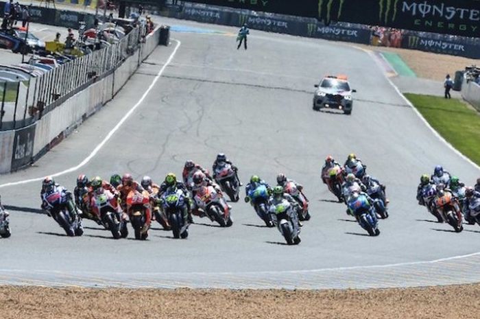 Para pebalap MotoGP memacu motor mereka pada balapan GP Prancis di Sirkuit Le Mans, Minggu (17/5/2017).