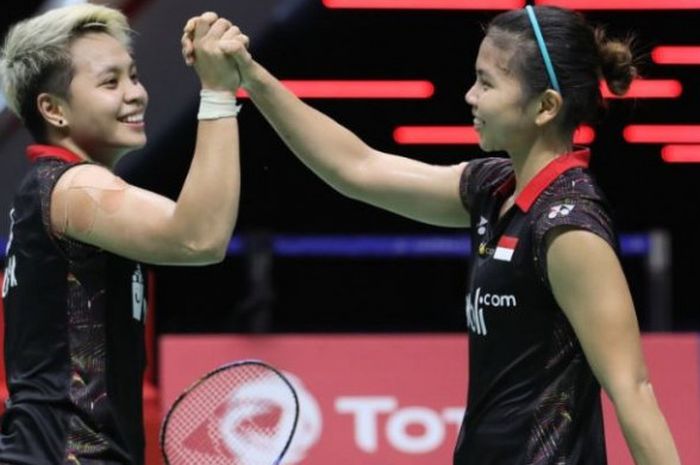 Expresi pasangan ganda putri Indonesia, Greysia Polii (kanan)/Apriyani Rahayu (kiri) usai merebut gelar Thailand Open 2018, Minggu (15/7/2018). 