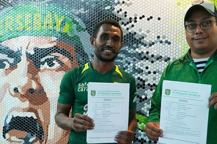  Izaac Wanggai, gelandang bertahan baru Persebaya Surabaya (kiri) bersama Chairul Basalamah, manajer tim, setelah menandatangani kontrak di kantor marketing Persebaya, Rabu 26 Maret. 