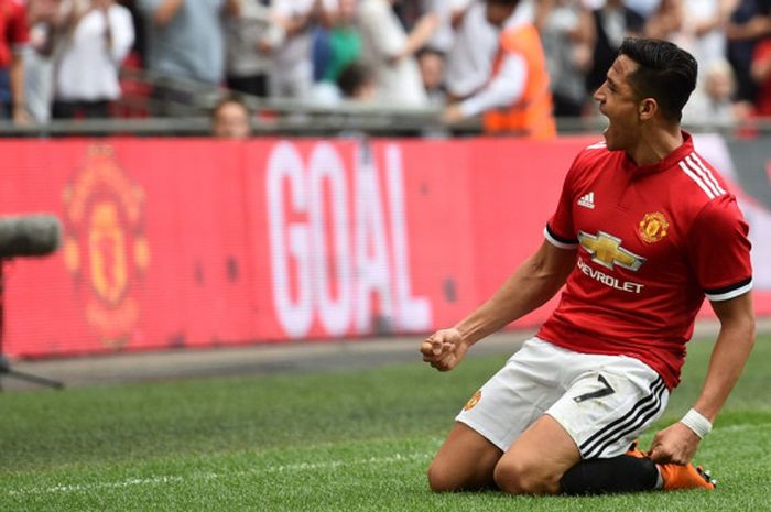 Pemain Manchester United, Alexis Sanchez, melakukan selebrasi setelah mencetak gol ke gawang Tottenham Hotspur pada laga semifinal Piala FA di Stadion Wembley, Sabtu (21/4/2018) waktu setempat.