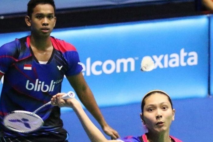 Pasangan ganda campuran Indonesia, Edi Subaktiar/Gloria Emanuelle Widjaja, mengembalikan kok dari Chan Peng Soon/Goh Liu Ying (Malaysia) pada babak pertama Malaysia terbuka di  Stadion Perpaduan, Kuching, Rabu (5/4/2017).