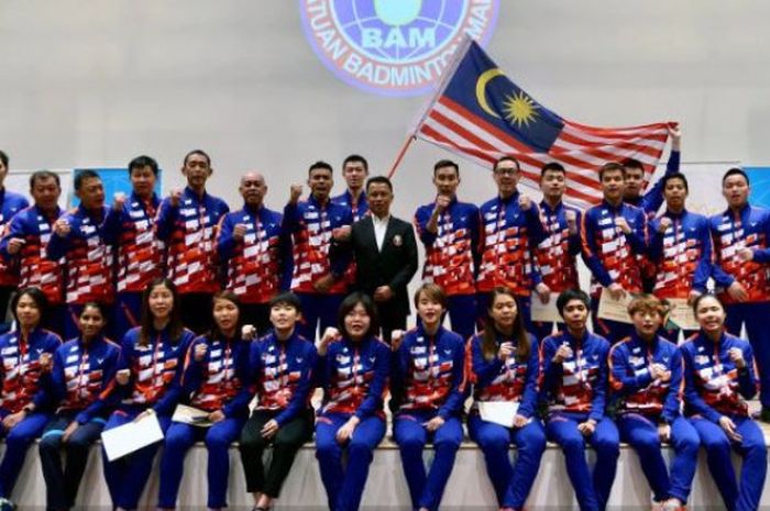        Presiden Asosiasi Bulu Tangkis Malaysia (BAM), Datuk Seri Norza Zakaria, berfoto bersama dengan skuat Malaysia untuk Piala Thomas-Uber 2018.        