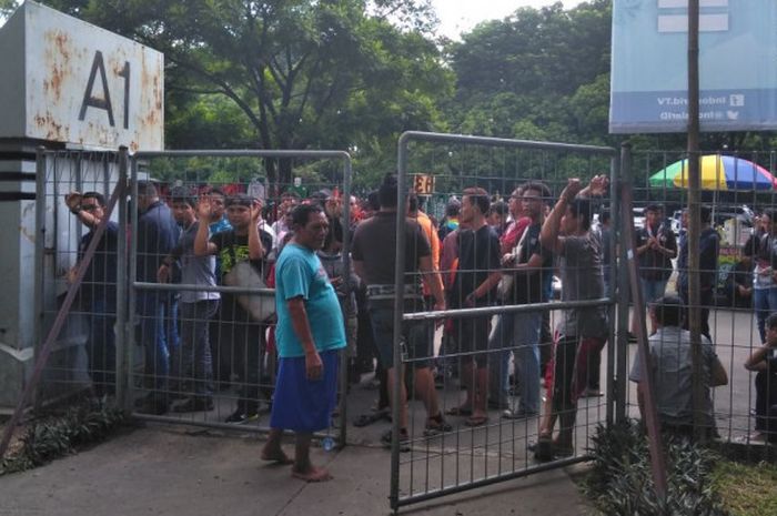 Situasi Loket A1 Stadion Manahan Solo, Sabtu (10/2/2018)