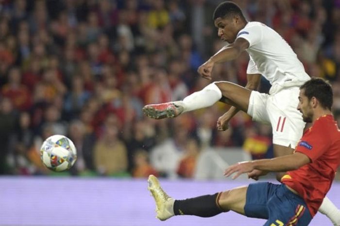 Striker timnas Inggris, Marcus Rashford (kiri), berhasil melesatkan bola meski dijaga ketat pemain Spanyol, Jonny, dalam pertandingan UEFA Nations League yang berlangsung di Stadion Benito Villamarin, Seville, Spanyol pada 16 Oktober 2018.