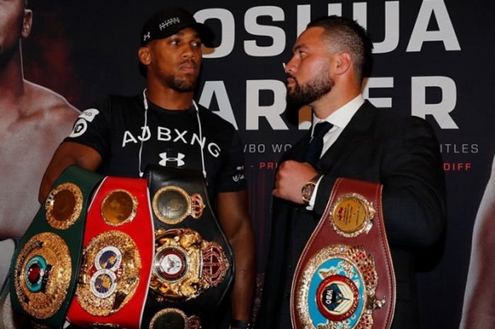 Petinju kelas berat asal Inggris, Anthony Joshua (kiri), dan petinju kelas berat asal Selandia Baru, Joseph Parker (kanan), berpose dengan sabuk juara yang mereka miliki masing-masing pada acara konferensi pers pertama di London, Inggris, 16 Januari 2018.