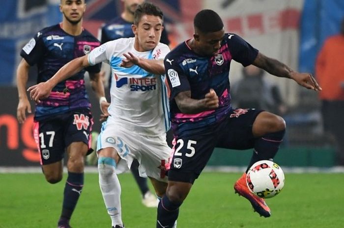 Striker Bordeaux, Malcom (kanan), mempertahankan bola dari incaran pemain Olympique Marseille, Maxime Lopez, dalam pertandingan Liga Prancis 2016-2017 di Stadion Velodrome, Marseille, Prancis, pada 30 Oktober 2016.