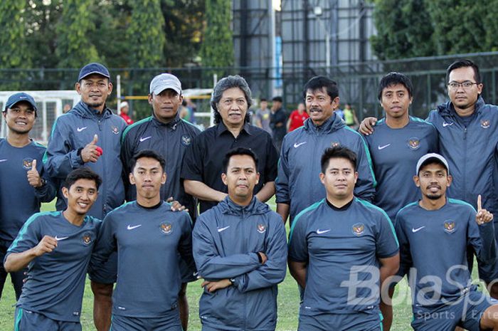 Staf pelatih dan ofisial Timnas Indonesia U-19 berfoto bersama Emha Ainun Nadjib.