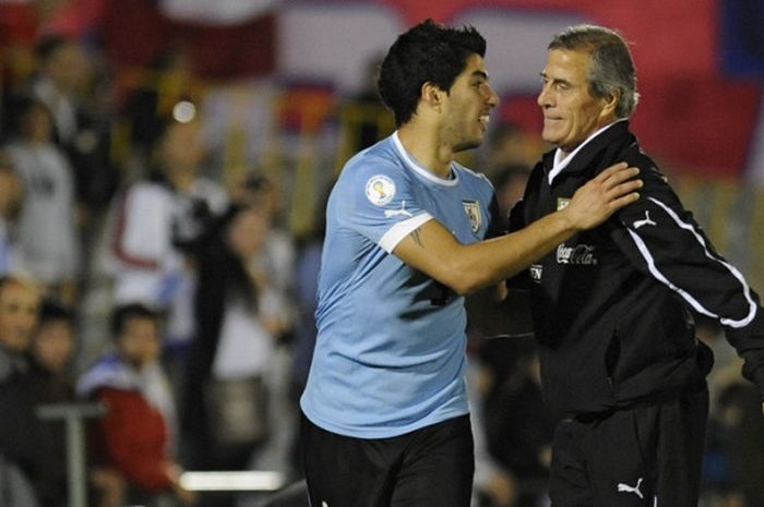 Pelatih Uruguay, Oscar Tabarez (kanan), memberikan ucapan selamat kepada Luis Suarez yang mencetak gol ke gawang Cile dalam laga Kualifikasi Piala Dunia 2014 Zona Amerika Selatan di Stadion Centenario, Montevideo, Uruguay pada 11 November 2011.