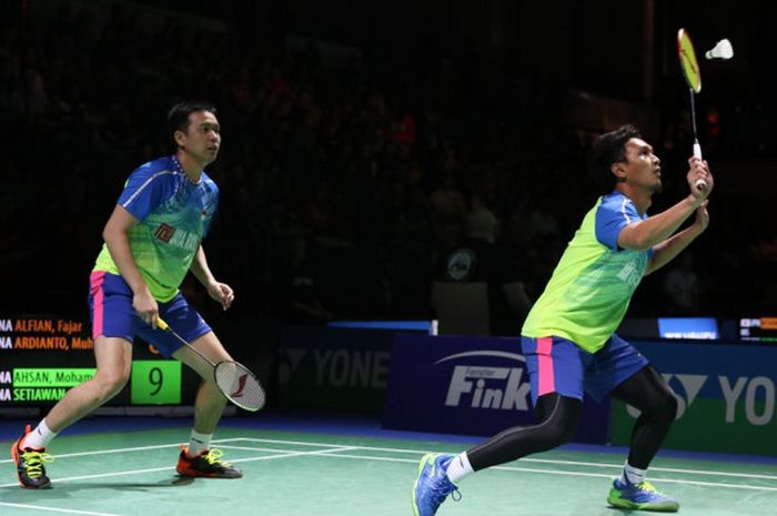 Pasangan ganda putra Indonesia, Mohammad Ahsan/Hendra Setiawan, mengembalikan shuttlecock dari lawan mereka, Fajar Alfian/Muhammad Rian Ardianto, pada laga babak semifinal turnamen Jerman Terbuka 2018 yang berlangsung di Innogy Sportshalle, Mulheim an der Ruhr, Jerman, Sabtu (10/3/2018).