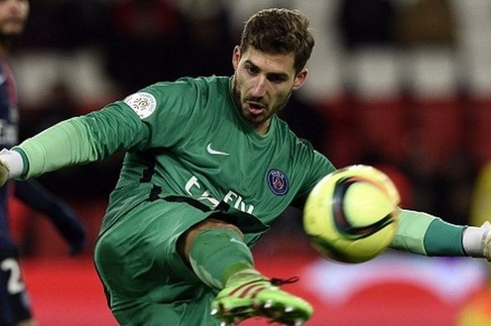 Kevin Trapp kemasukam satu gol saat PSG menang 3-1 atas Lorient, Rabu (3/2/2016).