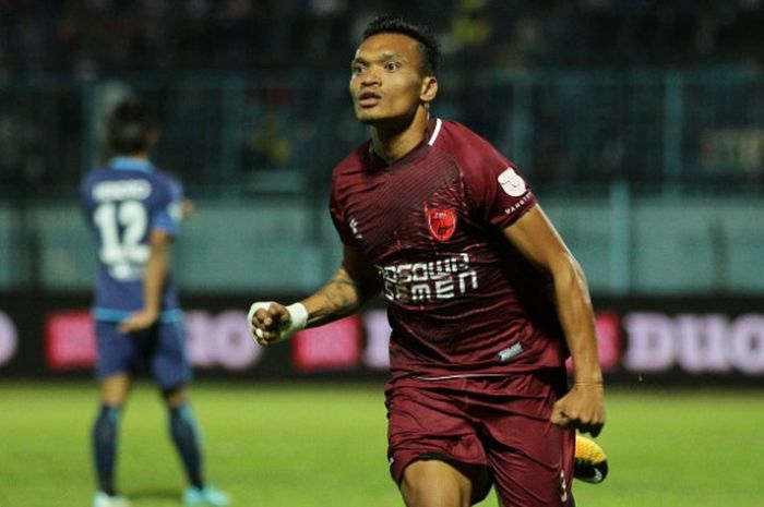 Selebrasi penyerang PSM Makassar, Ferdinand Sinaga, seusai membobol gawang Arema FC di Stadion Kanjuruhan, Rabu (30/8/2017). 