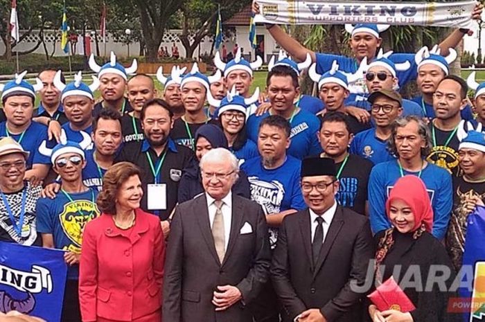 Raja dan Ratu Swedia ditemani manajer Persib Umuh Muchtar dan Wali Kota Bandung ‎berfoto bersama Viking Persib Club (VPC) di Pendopo, Kota Bandung, Rabu (24/5/2017).